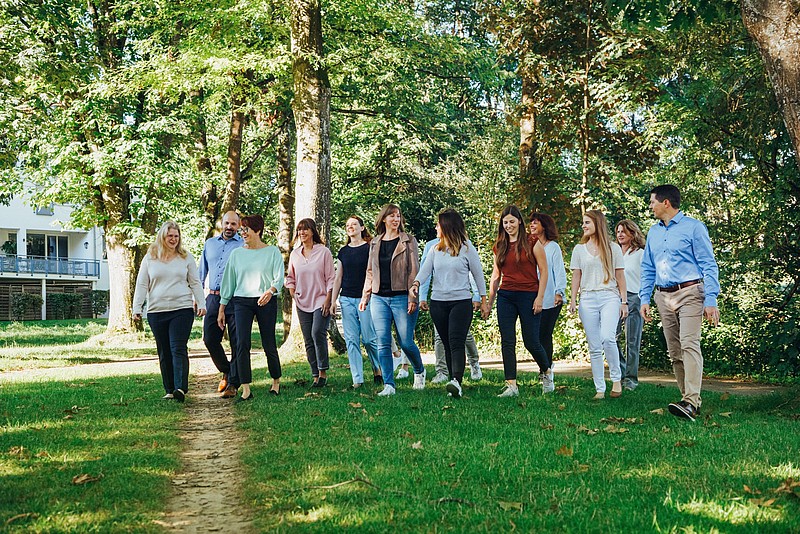 Unser Team vor dem Büro in Grünkraut. Die Mitarbeiterinnen der Steuerkanzlei Brodbeck im Park.